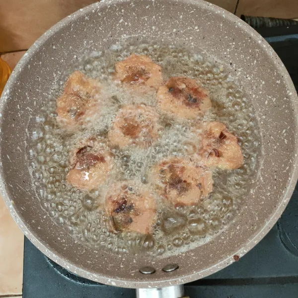 Celupkan ke telur kocok, lalu goreng dengan minyak panas sampai kecoklatan.