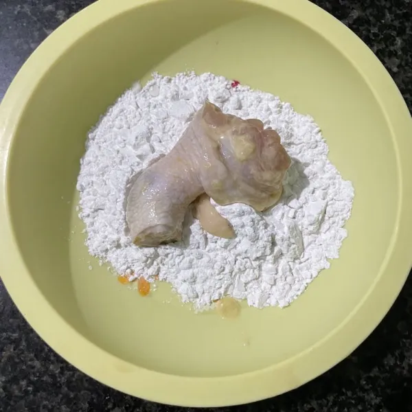 Taburi ayam dengan tepung tapioka.