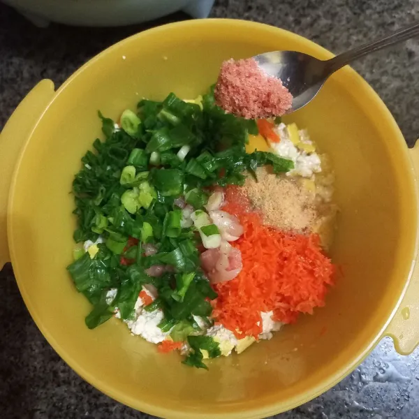 Beri irisan bawang daun, garam, kaldu jamur dan merica bubuk