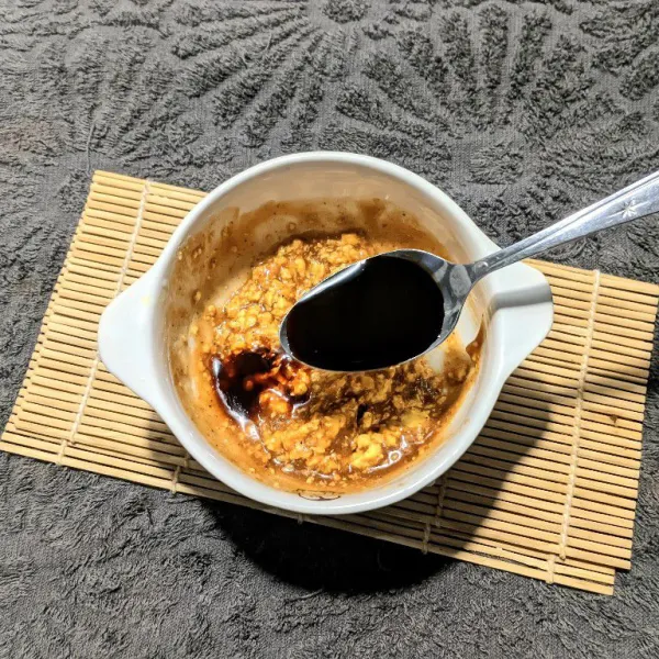 Tambahkan kecap manis, kemudian aduk rata lagi.