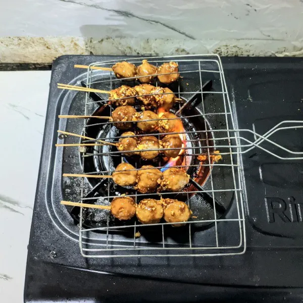 Bakar bakso sapi di panggangan hingga mencoklat dan matang.