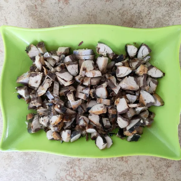 Goreng dan cincang ikan tongkol.