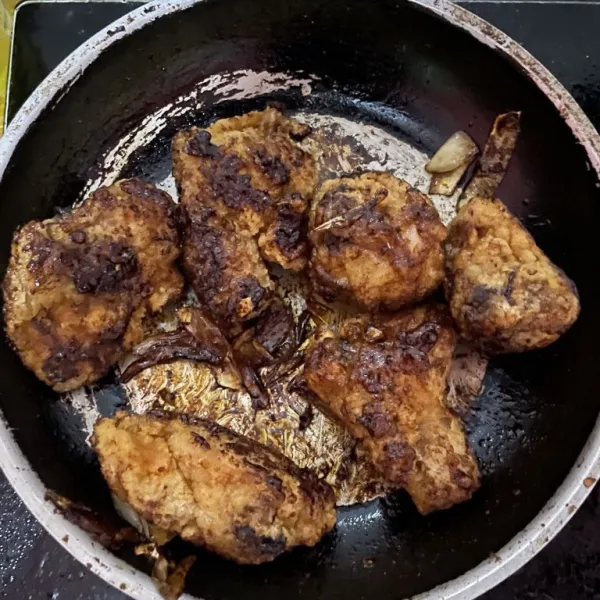 Tumis bawang putih dan bombay masukkan bahan saosnya.