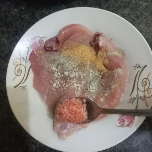 Belah dada ayam menjadi 2 bagian, lumuri dengan bumbu marinasi, diamkan minimal 30 menit, sisihkan.