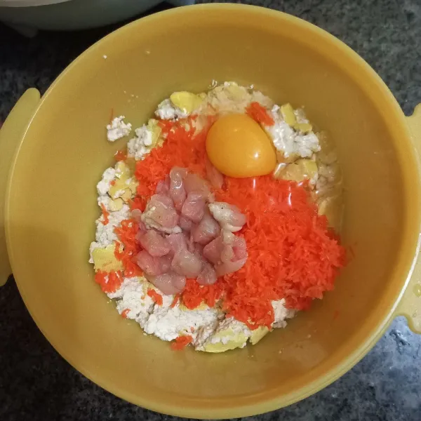 Masukan telur ayam dan daging ayam cincang