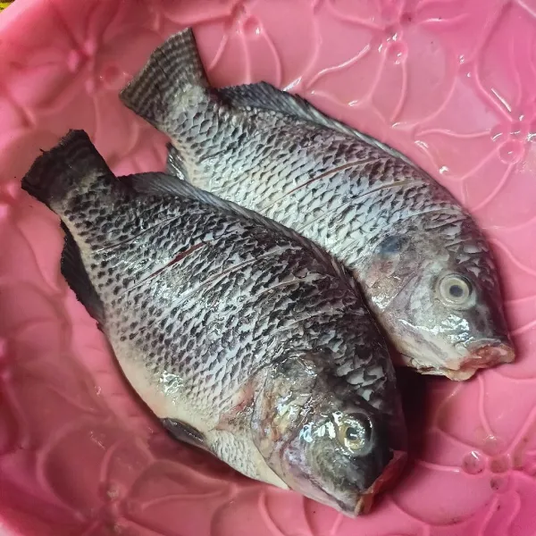 Bersihkan ikan dan kerat-kerat badan ikan.