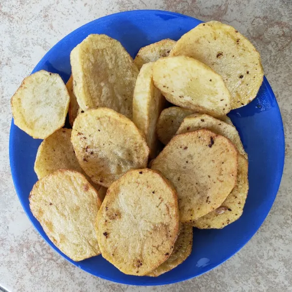 Potong-potong kentang, kemudian goreng.