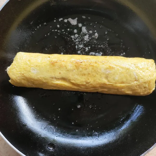 Setelah matang, buka aluminium foil, lalu goreng dengan sedikit minyak. Sajikan dengan cara dipotong-potong sesuai selera!