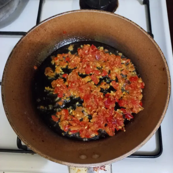 Tumis bumbu halus hingga harum.