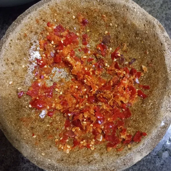Haluskan bawang merah, bawang putih, cabe rawit, cabe merah keriting dan kencur.