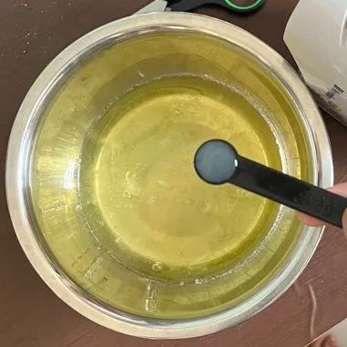 dalam bowl yang berbeda, masukkan putih telur dan air perasan lemon, kocok hingga mengembang. Lalu masukkan sedikit demi sedikit gula (saya mengulang 2x), mixer menggunakan kecepatan maksimal hingga meringue stiff peak.