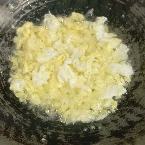 Panaskan minyak. Orak arik telurnya dulu, angkat dan tiriskan.