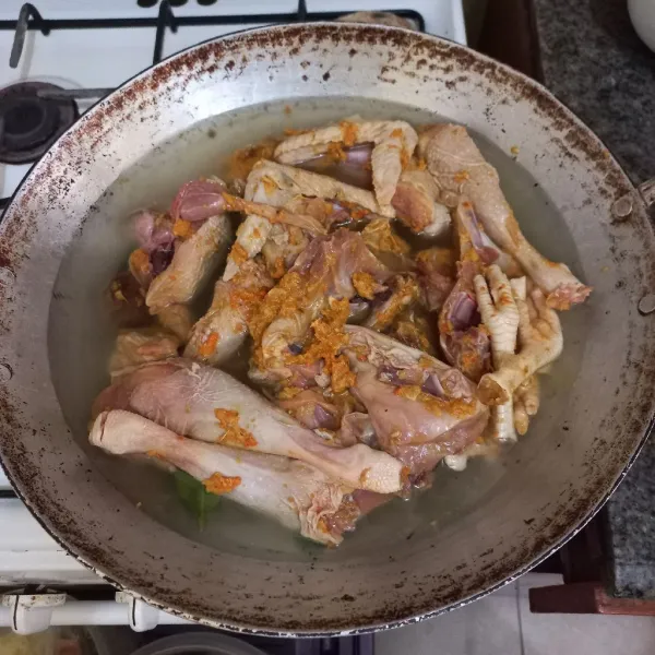 Masukan potongan ayam kampung, beri sedikit garam dan gula putih