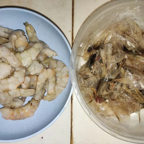 Pisahkan udang dan kulitnya.