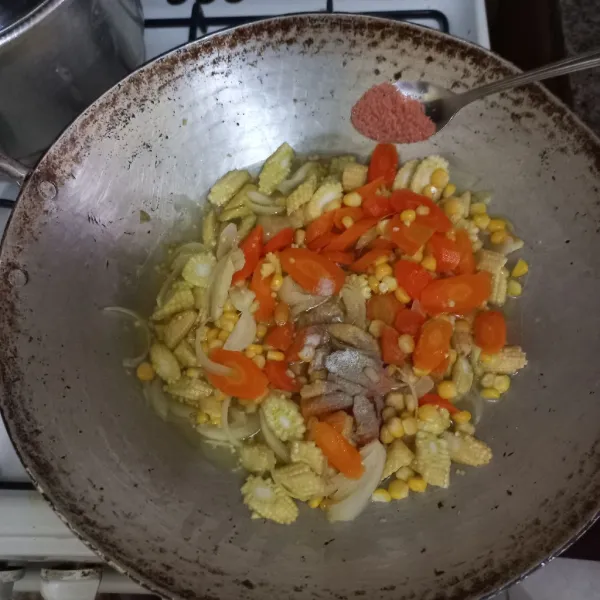 Beri garam, kaldu jamur, merica bubuk dan gula pasir
