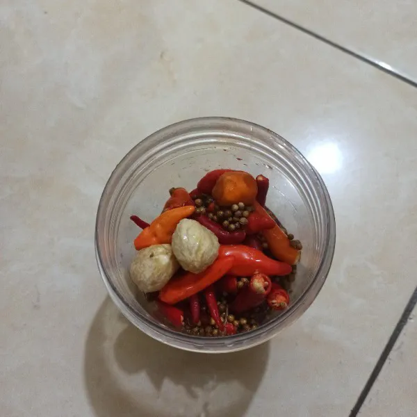 Blender bumbu, hingga halus.