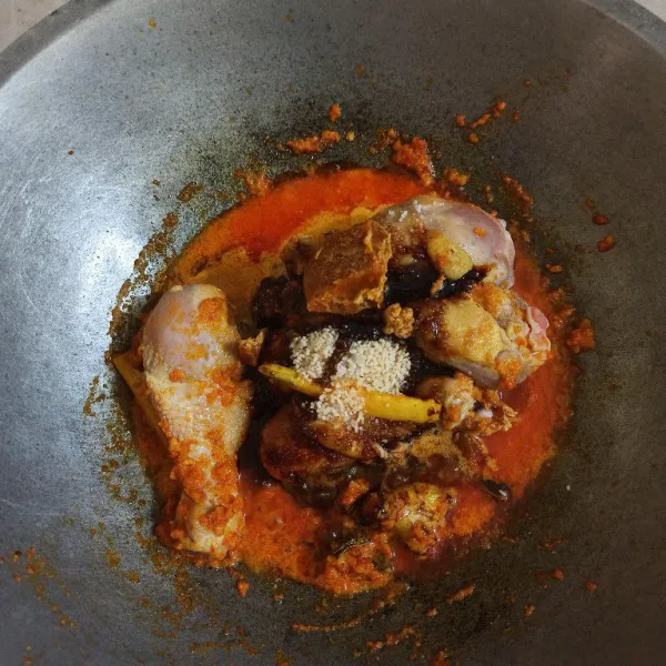 Tambahkan air, kaldu jamur, garam, gula merah, masak hingga matang, jangan lupa koreksi rasa.