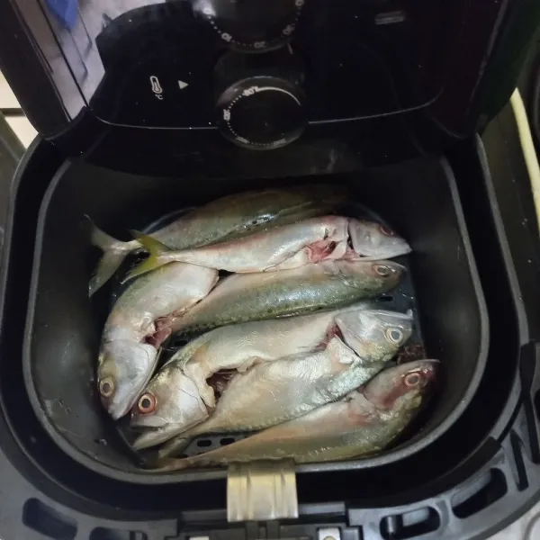 Masukan ikan kembung pada air fryer selama 30 menit.