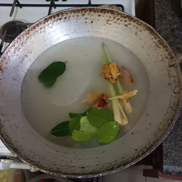 Didihkan air kelapa dengan lengkuas, jahe, serai dan daun jeruk.