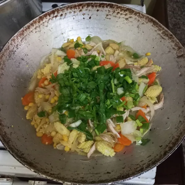 Masukan irisan bawang daun dan seledri masak hingga layu