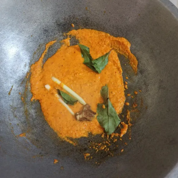 Setelah matang, masukkan daun salam, dan serai, aduk rata.