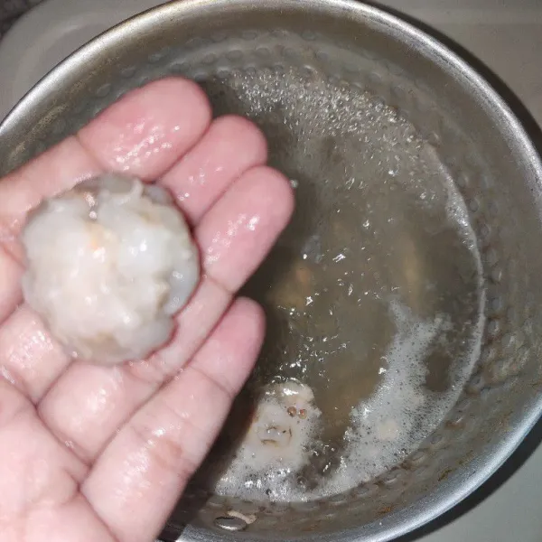 Bulatkan udang dan rebus dengan menggunakan air rebusan kulit udang.