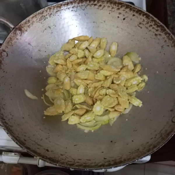 Masukan irisan baby corn, aduk rata