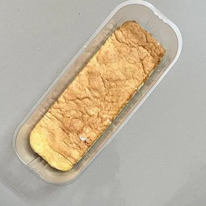 potong sponge cake yang sudah matang sesuai dengan ukuran plastic cup, tipiskan dan belah kue menjadi 3 (agar tidak terlalu tinggi)