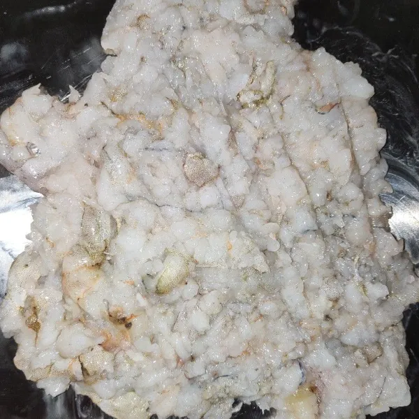 Cincang halus udang.