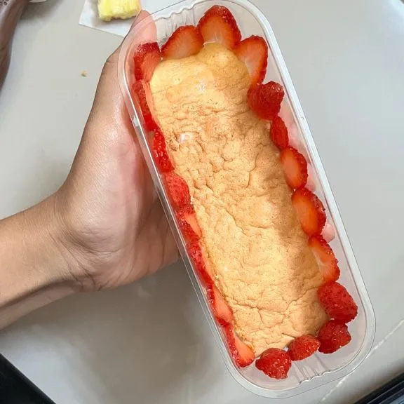 tata stroberi yang sudah di slice seperti pada gambar
