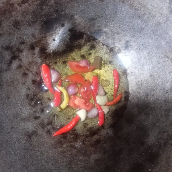 Goreng bahan sambal kecuali gula merah hingga matang.