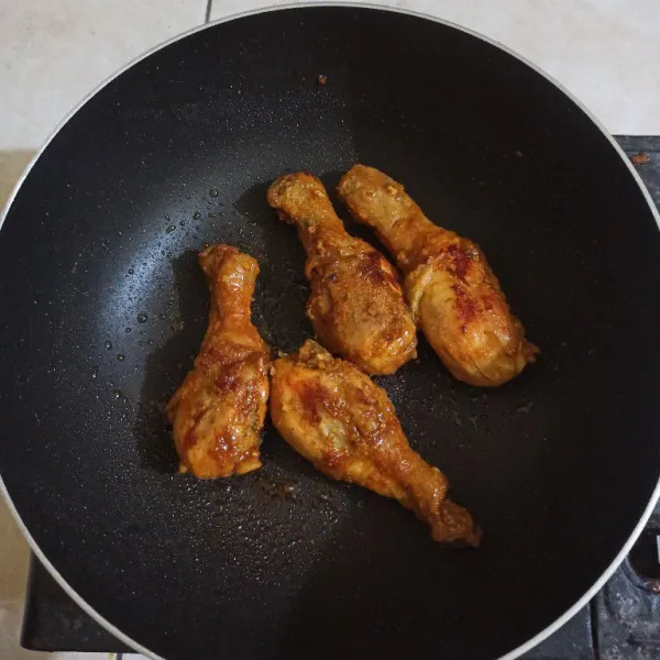 Setelah ayam matang, panggan dengan teflon hingga kecoklatan.