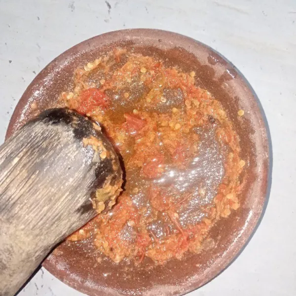 Tambahkan minyak panas, lalu aduk rata