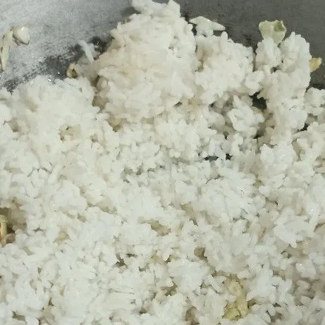 Masukkan nasi, aduk merata sampai nasi tidak menggumpal.
