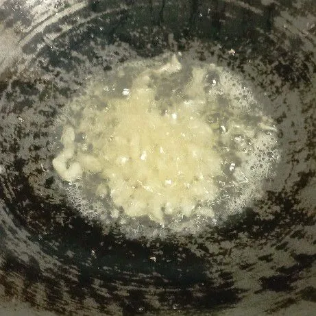 Tambah minyak, setelah panas tumis bawang putih sampai harum.