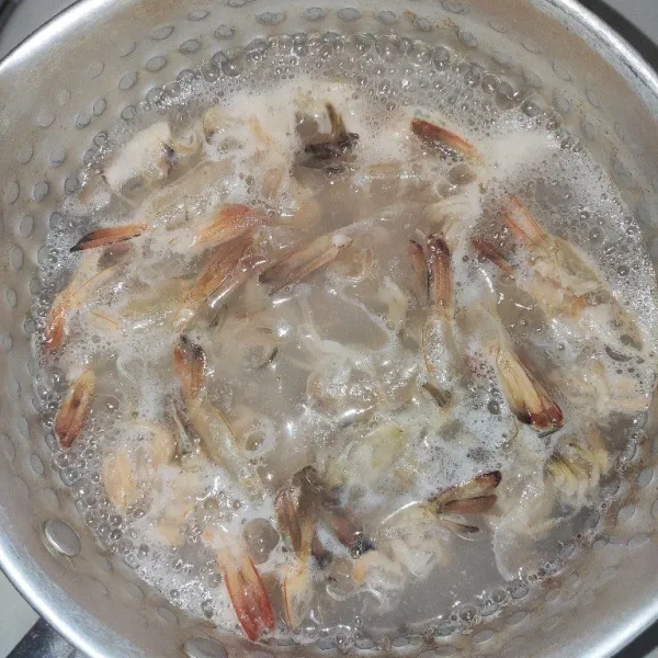 Rebus kulit udang sampai mendidih. Setelah mendidih saring dan buang kulitnya.