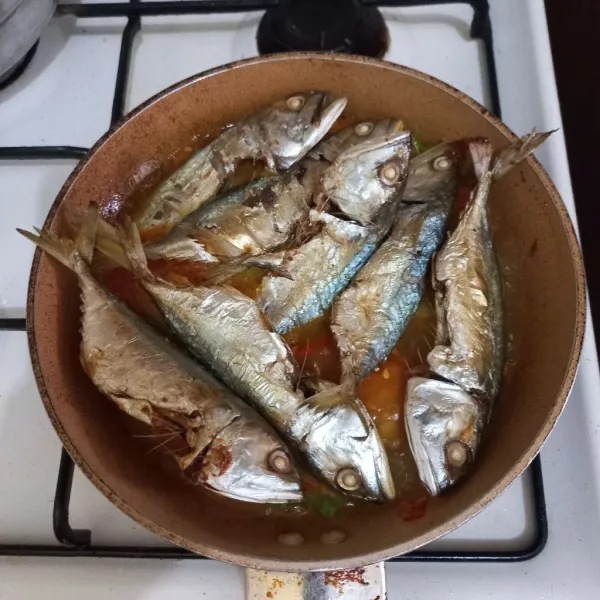 Masukan ikan kembung pada wajan, masak hingga bumbu meresap.