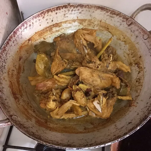 Masak hingga bumbu menyerap pada ayam