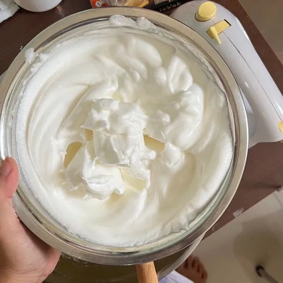meringue stiff peak bisa dilihat pada gambar berikut. bisa juga dilihat  waktu mixer dicabut dari adonan harus sudah kaku