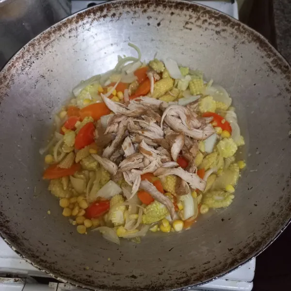Masukan suwiran dada ayam, aduk rata masak hingga matang
