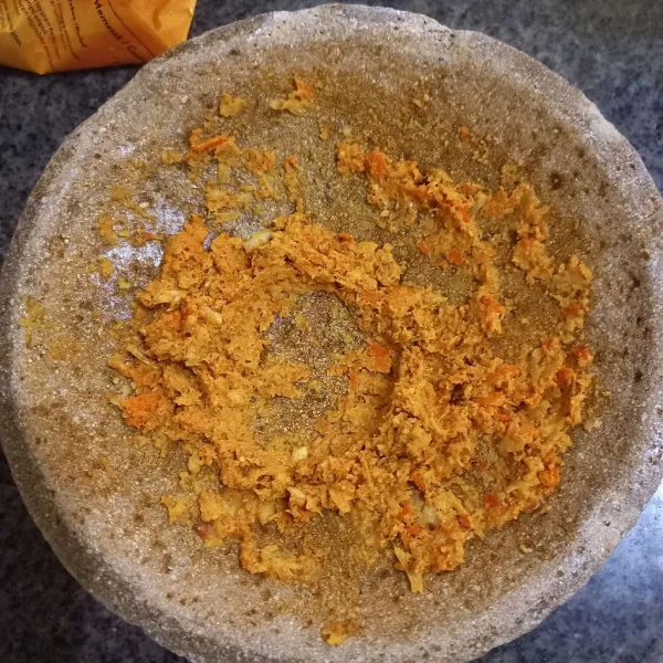 Haluskan bumbu halus.