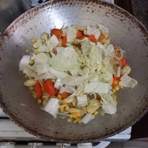 Tambahkan irisan sawi putih