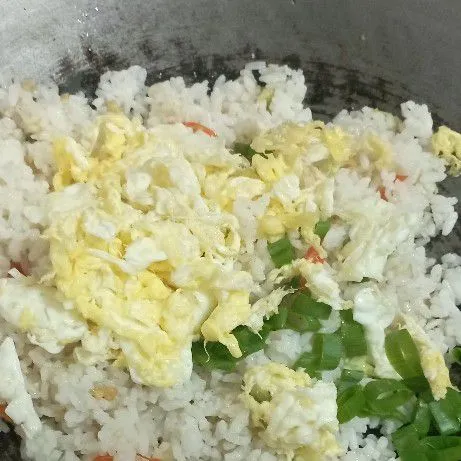 Bumbui dengan kaldu bubuk dan lada bubuk, tambahkan telur orak arik dan bawang pre. Aduk merata.