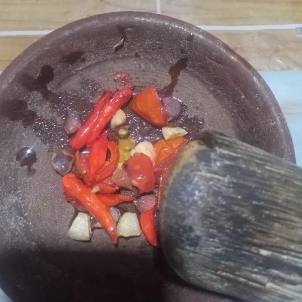 Uleg sampai halus, tambahkan garam, gula merah dan kaldu bubuk. Aduk rata.