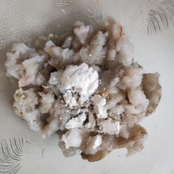 Campurkan udang yang sudah dicincang dengan tepung maizena dan sedikit garam.