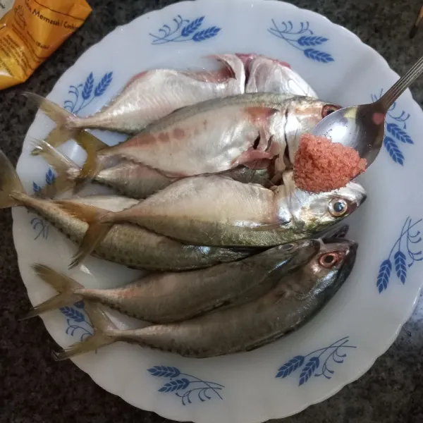 Beri sedikit garam, aduk rata.