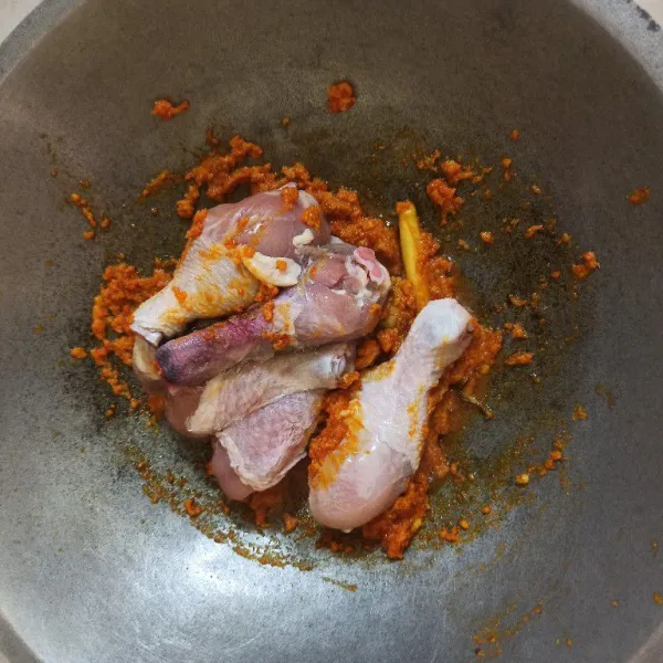 Setelah bumbu matang, masukkan ayam.