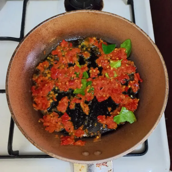 Haluskan bumbu lalu tumis bersama daun jeruk hingga harum.