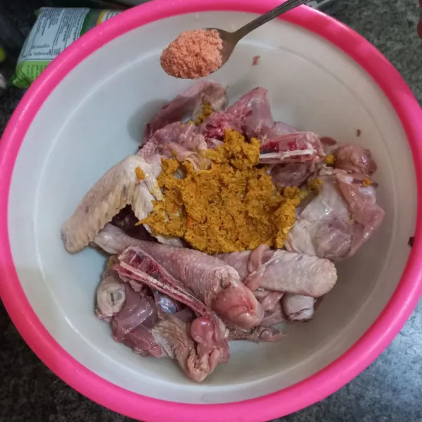 Masukan bumbu halus pada ayam kampung, beri garam secukupnya aduk rata dan diamkan minimal 30 menit.