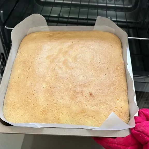 panaskan oven 170C, masukkan adonan ke loyang 20x20x6cm (atau sesuai loyang yang ada di rumah) dan panggang selama 30 menit